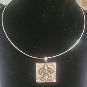 Elegant Silver Fleur-de-Lis Pendant Necklace